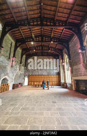 Blick auf den großen, riesigen, großen Bankett-, Ess-, Speisesaal mit Holzdeckenbögen. In Caerphilly Castle in Caerphilly, Großbritannien. Stockfoto