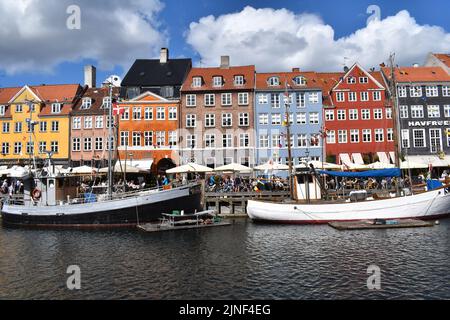 Farbenfrohe Fassade und alte Schiffe entlang des Nyhavn-Kanals. Stockfoto