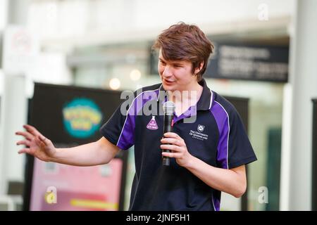 Brisbane, Australien. 11. August 2022. Mitglieder der Science Demo Troupe der University of Queensland präsentieren am 11. August 2022 in der Queen Street Mall in Brisbane einem Publikum von Schülern und der Öffentlichkeit Live-Experimente. Zur Eröffnung der National Science Week wurden in der Queen Street Mall in Brisbane Live-Experimente und Museumsexemplaren durchgeführt. Die National Science Week wurde 1997 ins Leben gerufen, um die Beiträge australischer Wissenschaftler und Technologie anzuerkennen. (Foto: Joshua Prieto/Sipa USA) Quelle: SIPA USA/Alamy Live News Stockfoto