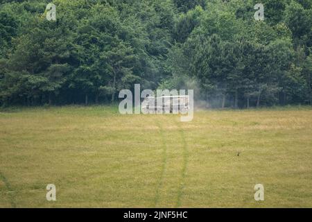 Army M270 Multiple Launch Rocket System, selbstfahrender, mehrfacher Raketenwerfer in Aktion bei einer militärischen Übung Stockfoto