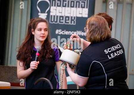 Brisbane, Australien. 11. August 2022. Mitglieder der Science Demo Troupe der University of Queensland präsentieren am 11. August 2022 in der Queen Street Mall in Brisbane einem Publikum von Schülern und der Öffentlichkeit Live-Experimente. Zur Eröffnung der National Science Week wurden in der Queen Street Mall in Brisbane Live-Experimente und Museumsexemplaren durchgeführt. Die National Science Week wurde 1997 ins Leben gerufen, um die Beiträge australischer Wissenschaftler und Technologie anzuerkennen. (Foto: Joshua Prieto/Sipa USA) Quelle: SIPA USA/Alamy Live News Stockfoto