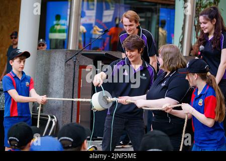 Brisbane, Australien. 11. August 2022. Mitglieder der Science Demo Troupe der University of Queensland präsentieren am 11. August 2022 in der Queen Street Mall in Brisbane einem Publikum von Schülern und der Öffentlichkeit Live-Experimente. Zur Eröffnung der National Science Week wurden in der Queen Street Mall in Brisbane Live-Experimente und Museumsexemplaren durchgeführt. Die National Science Week wurde 1997 ins Leben gerufen, um die Beiträge australischer Wissenschaftler und Technologie anzuerkennen. (Foto: Joshua Prieto/Sipa USA) Quelle: SIPA USA/Alamy Live News Stockfoto