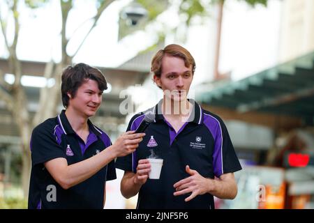 Brisbane, Australien. 11. August 2022. Mitglieder der Science Demo Troupe der University of Queensland präsentieren am 11. August 2022 in der Queen Street Mall in Brisbane einem Publikum von Schülern und der Öffentlichkeit Live-Experimente. Zur Eröffnung der National Science Week wurden in der Queen Street Mall in Brisbane Live-Experimente und Museumsexemplaren durchgeführt. Die National Science Week wurde 1997 ins Leben gerufen, um die Beiträge australischer Wissenschaftler und Technologie anzuerkennen. (Foto: Joshua Prieto/Sipa USA) Quelle: SIPA USA/Alamy Live News Stockfoto