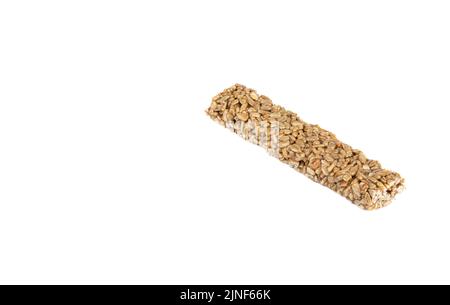 Ein Streifen süßes Kozinaki-Dessert auf weißem Hintergrund mit Platz für Text. Kozinaki ist eine orientalische Süßigkeit aus geschälten Samen, die mit Melasse gemischt werden. Stockfoto