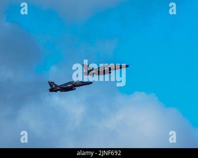 Hawk Jets beim Training gegen blauen Himmel, August 2022, RAF Valley, Anglesey, North Wales, VEREINIGTES KÖNIGREICH Stockfoto