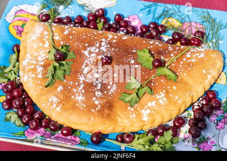 Hausgemachter Kirschkuchen auf dem Tisch. Draufsicht Stockfoto