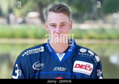 Moritzburg, Deutschland. 11. August 2022. Team-Fotosession Saison 2022/2023, Eislöwen Dresden, vor Schloss Moritzburg. Spieler David Rundqvist. Quelle: Sebastian Kahnert/dpa/Alamy Live News Stockfoto