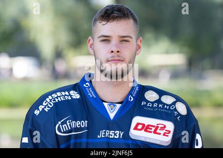 Moritzburg, Deutschland. 11. August 2022. Team-Fotosession Saison 2022/2023, Eislöwen Dresden, vor Schloss Moritzburg. Spieler Martin Hlozek. Quelle: Sebastian Kahnert/dpa/Alamy Live News Stockfoto