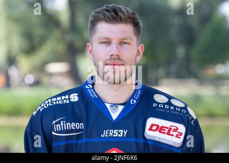 Moritzburg, Deutschland. 11. August 2022. Team-Fotosession Saison 2022/2023, Eislöwen Dresden, vor Schloss Moritzburg. Spieler Tom Knobloch. Quelle: Sebastian Kahnert/dpa/Alamy Live News Stockfoto