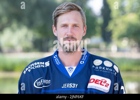 Moritzburg, Deutschland. 11. August 2022. Team-Fotosession Saison 2022/2023, Eislöwen Dresden, vor Schloss Moritzburg. Spieler Simon Karlsson. Quelle: Sebastian Kahnert/dpa/Alamy Live News Stockfoto