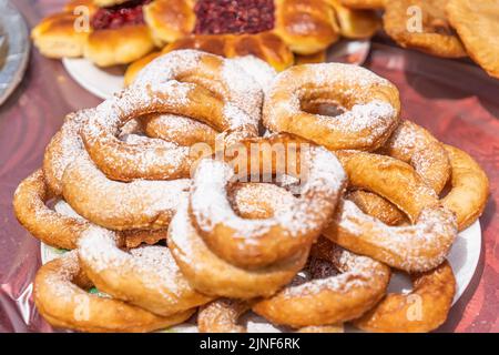 Runde süße Bagels auf einem Teller auf dem Tisch Stockfoto