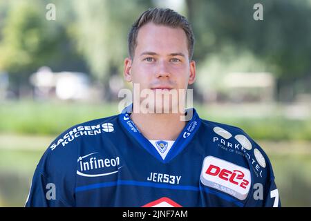 Moritzburg, Deutschland. 11. August 2022. Team-Fotosession Saison 2022/2023, Eislöwen Dresden, vor Schloss Moritzburg. Spieler Nicklas Mannes. Quelle: Sebastian Kahnert/dpa/Alamy Live News Stockfoto