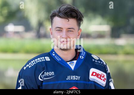 Moritzburg, Deutschland. 11. August 2022. Team-Fotosession Saison 2022/2023, Eislöwen Dresden, vor Schloss Moritzburg. Spieler Tomas Andres. Quelle: Sebastian Kahnert/dpa/Alamy Live News Stockfoto