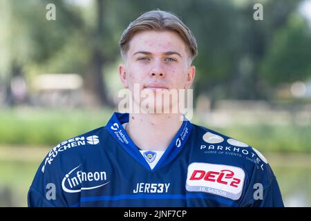 Moritzburg, Deutschland. 11. August 2022. Team-Fotosession Saison 2022/2023, Eislöwen Dresden, vor Schloss Moritzburg. Spieler Joshua Geuß. Quelle: Sebastian Kahnert/dpa/Alamy Live News Stockfoto