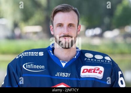 Moritzburg, Deutschland. 11. August 2022. Team-Fotosession Saison 2022/2023, Eislöwen Dresden, vor Schloss Moritzburg. Spieler Janick Schwendener. Quelle: Sebastian Kahnert/dpa/Alamy Live News Stockfoto