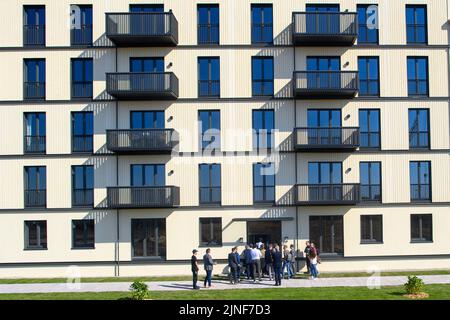 11. August 2022, Sachsen-Anhalt, Möckern: Ein Wohnhaus im Serienholzbau der Firma Nokera. Der Bundesminister für Wohnen, Stadtentwicklung und Bau und der Ministerpräsident von Sachsen-Anhalt besuchten die Baustelle der Grünen Baufabrik und das Wohngebäude. Die Firma Nokera ist spezialisiert auf die Serienfertigung von vorgefertigten Decken- und Wandbauteilen aus Holz. Die Fertigstellung der Fabrik im Industriepark zwischen Möckern und Burg ist für Ende des Jahres geplant. Foto: Klaus-Dietmar Gabbert/dpa Stockfoto