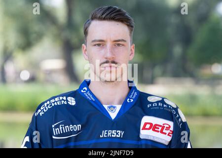 Moritzburg, Deutschland. 11. August 2022. Team-Fotosession Saison 2022/2023, Eislöwen Dresden, vor Schloss Moritzburg. Spieler Niklas Postel. Quelle: Sebastian Kahnert/dpa/Alamy Live News Stockfoto