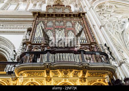 CORDOBA, SPANIEN - 23. MAI 2017: Dies ist die alte Orgel im Inneren der christlich-katholischen Kathedrale von La Mesquita. Stockfoto