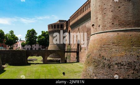 Die Rocca Sforzesca von Imola, Fluss Santerno, in der Region Emilia-Romagna in Norditalien Stockfoto