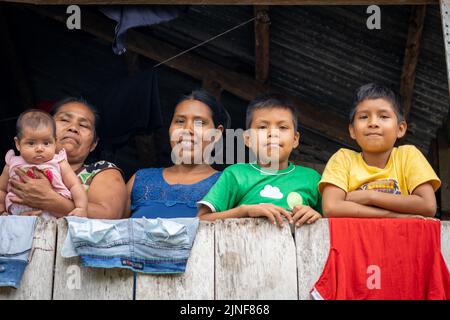 Die Riberenos des peruanischen Amazonas sind ein glückliches und widerstandsfähiges Volk Stockfoto