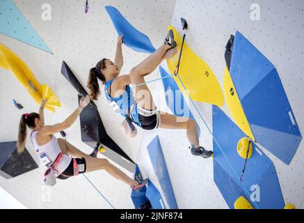 München, Deutschland. 11. August 2022. MUNCHEN - Sabina van Essen (r) in Aktion während des Lead (oder Lead Climbing)-Teils des Sportkletterns (f) am ersten Tag der Mehreuropameisterschaft. Die deutsche Stadt München wird 2022 eine kombinierte Europameisterschaft verschiedener Sportarten veranstalten. ANP ROBIN VAN LONKHUIJSEN Credit: ANP/Alamy Live News Stockfoto