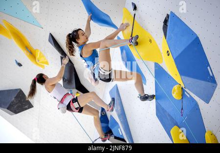 München, Deutschland. 11. August 2022. MUNCHEN - Sabina van Essen (r) in Aktion während des Lead (oder Lead Climbing)-Teils des Sportkletterns (f) am ersten Tag der Mehreuropameisterschaft. Die deutsche Stadt München wird 2022 eine kombinierte Europameisterschaft verschiedener Sportarten veranstalten. ANP ROBIN VAN LONKHUIJSEN Credit: ANP/Alamy Live News Stockfoto