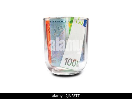 Euro-Banknoten in einem Glas auf weißem Hintergrund. Stockfoto