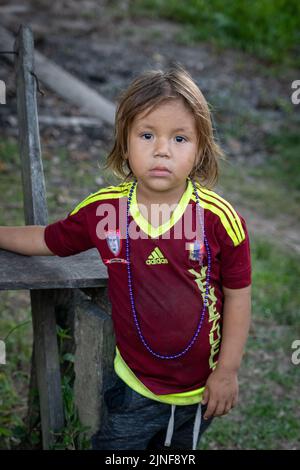 Die Riberenos im peruanischen Amazonas sind ein glückliches Volk, das am Rande extremer Armut gedeiht Stockfoto