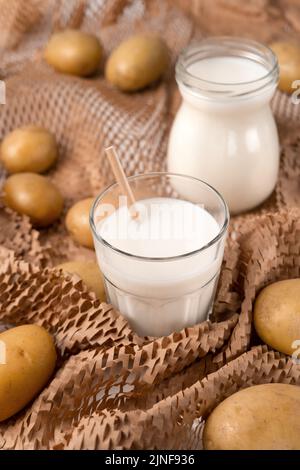 Alternative Kartoffelmilch auf pflanzlicher Basis Stockfoto