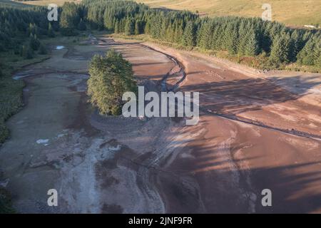 Luftaufnahme des Beacons Reservoir während der Dürre vom 8.. August 2022, Wales, Großbritannien Stockfoto