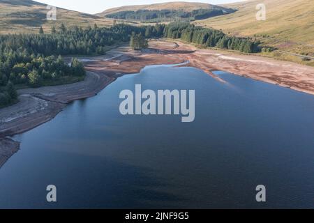 Luftaufnahme des Beacons Reservoir während der Dürre vom 8.. August 2022, Wales, Großbritannien Stockfoto