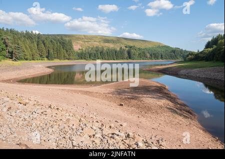 Niedriger Wasserstand im Ponsticill Reservoir während der Dürre vom 8.. August 2022, Wales, Großbritannien Stockfoto