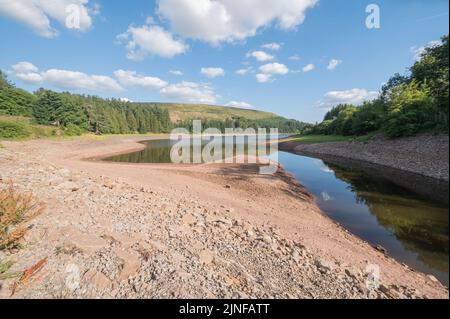 Niedriger Wasserstand im Ponsticill Reservoir während der Dürre vom 8.. August 2022, Wales, Großbritannien Stockfoto