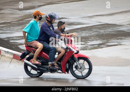 SAMUT PRAKAN, THAILAND, MAI 28 2022, Menschen fahren Motorräder, wenn es regnet Stockfoto