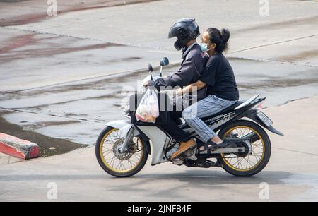 SAMUT PRAKAN, THAILAND, MAI 28 2022, fährt das Paar auf dem Motorrad auf der nassen Straße. Stockfoto