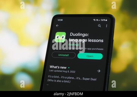 Galati, Rumänien - 11. Juli 2022: Duolingo-Anwendung im Google Play Store für Android verfügbar Stockfoto