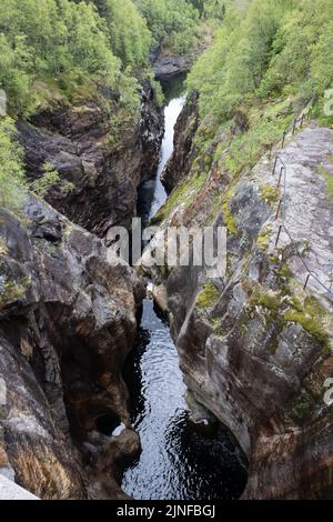 Wunderschöne Landschaften in Norwegen. Agder. Wunderschöne Landschaft der Dorgefossen Wasserfälle im Sira Wasserlauf zwischen Omlid und Tjorhom. Sirdal m Stockfoto