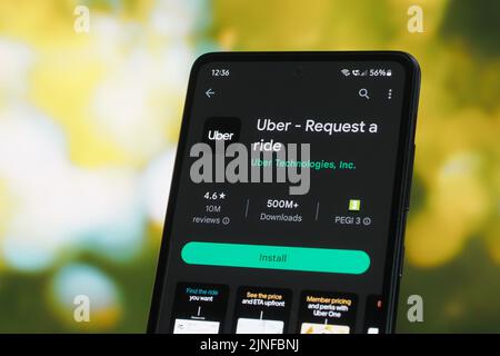 Galati, Rumänien - 11. Juli 2022: Uber-Anwendung im Google Play Store für Android verfügbar Stockfoto