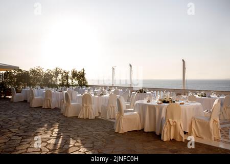 Dekorierte Tische für Hochzeitsfeiern oder andere formelle Abendessen. Stockfoto
