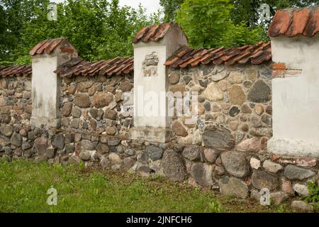 Alter Steinzaun im Park der alten Burg von Kraslava Stockfoto