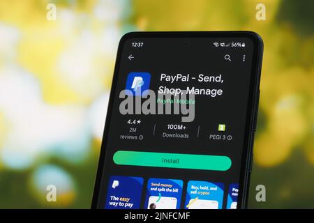 Galati, Rumänien - 11. Juli 2022: PayPal-Anwendung im Google Play Store für Android verfügbar Stockfoto