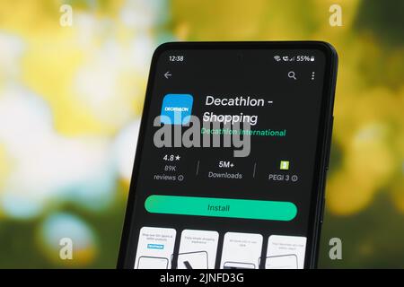 Galati, Rumänien - 11. Juli 2022: Decathlon-Anwendung im Google Play Store für Android verfügbar Stockfoto