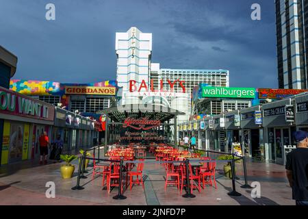 Genießen Sie den authentischen Geschmack von Giordanos Pizza im Chicago-Stil am Eingang von Bally's am Las Vegas Strip. Stockfoto