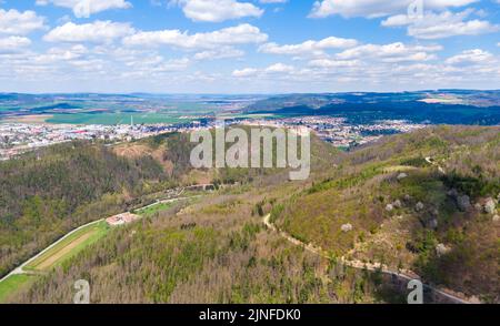 Luftdrohne Panoramablick auf mittelalterliche Burg Boskovice. Ruine der alten Festung auf einem Hügel in Südmähren Region, Tschechische Republik. Sommertag Stockfoto
