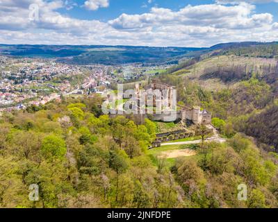 Luftdrohne Panoramablick auf mittelalterliche Burg Boskovice. Ruine der alten Festung auf einem Hügel in Südmähren Region, Tschechische Republik. Sommertag Stockfoto