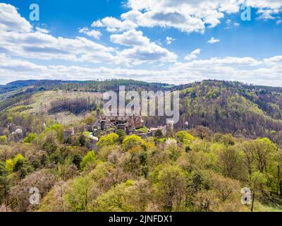 Luftdrohne Panoramablick auf mittelalterliche Burg Boskovice. Ruine der alten Festung auf einem Hügel in Südmähren Region, Tschechische Republik. Sommertag Stockfoto