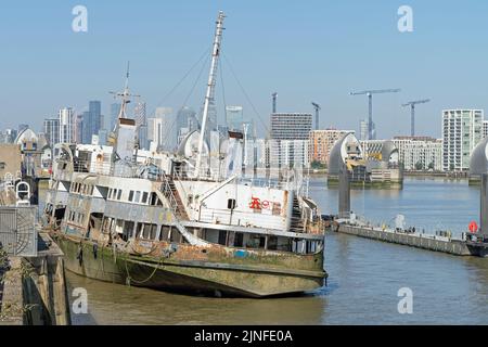 Altes verlassene Rostschiff am Ufer der Themse. London Stockfoto