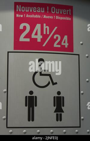 Schild für eine neue automatisierte öffentliche Toilettenkabine in Paris, Frankreich. Ein amerikanischer Tourist wurde kürzlich in einem dieser im Zentrum von Paris angegriffen Stockfoto