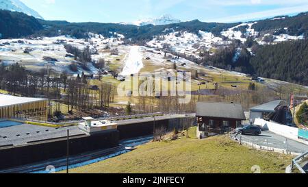 Das Stadion des Schanzenturms und die Strecke. Im Hintergrund die Stadt Innsbruck Stockfoto