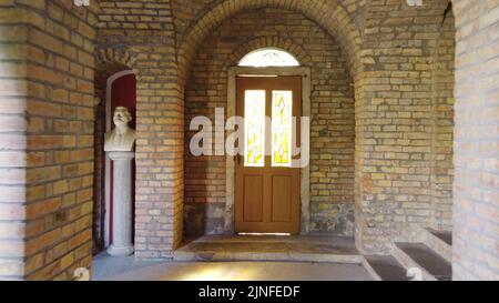 Tür in Bori Castle Garden - Szekesfehervar, Ungarn - Dolly shot Stockfoto